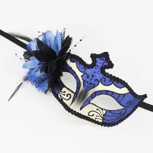 Blauwe veren masquerade masker met bloem en glitters details voor feest en Halloween.
