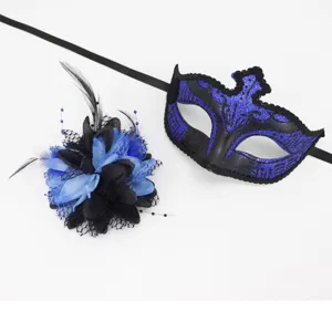 Gedetailleerd overzicht van het feestmasker en het prachtige veer bloem accessoire in blauw.