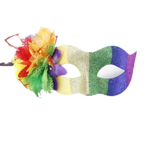 Masque de bal masque arc-en-ciel avec plumes et fleurs colorees pour fete carnaval.