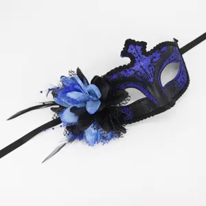 Blauw zwart masker met veren en bloemen voor halloween feest kostuum accessoire decoratie.