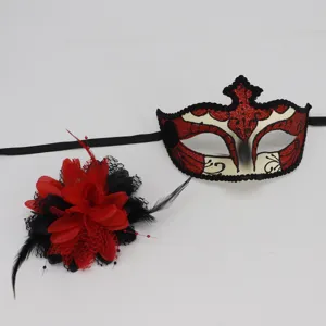 Halloween masker met rode glitters en bijpassende veren bloem haarspeld accessoire.