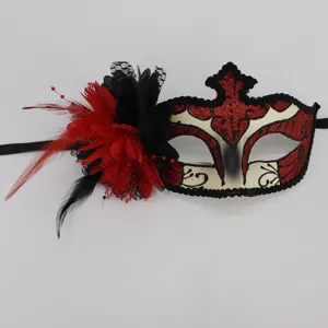 Gedetailleerd overzicht van een rood zwarte feestmasker met veren en bloemen voor feest.