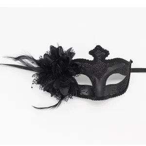 Zwart masker met veer en bloem voor feest Halloween carnaval verkleedpartij evenement