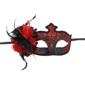 Prachtige rood-zwarte gevederde balmasker voor Halloween feest, feestelijk oogmasker.