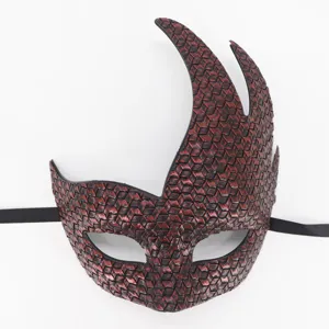 Vue détaillée du masque de mascarade en cuir vintage rouge et noir avec des cornes de flamme.
