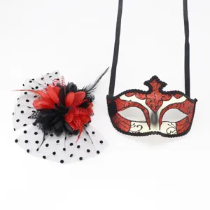Gros plan sur l'ensemble de masque de bal masqué rouge noir et coiffe en maille et plumes.