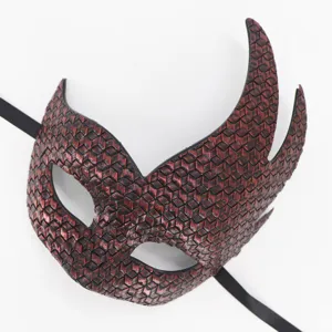Máscara de cuero retro de fiesta de Halloween con diseño de cuerno y correa negra.
