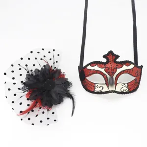 Vue détaillée de l'ensemble masque de bal masqué et fascinateur en plumes avec paillettes.