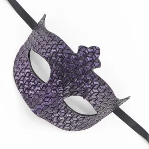 Máscara de cuero morado con cintas negras, textura detallada para disfraz de fiesta de Halloween.