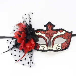 Élégant masque de mascarade rouge et noir avec fleur, plume et détail résille à pois.