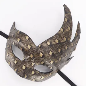 Máscara de cuero retro con diseño de cuerno de llama y tachuelas doradas para fiestas.