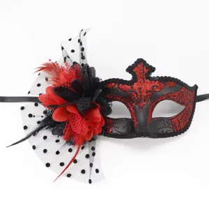 Élégant masque de mascarade rouge et noir avec plumes, fleurs et voile en résille