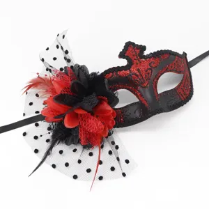 Gros plan sur les détails du masque de mascarade avec fleurs rouges et résine à pois.