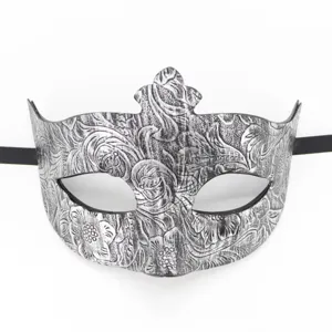 Mascara de mascarada plateada vintage con patron floral en relieve para fiesta de Halloween.