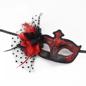 Masque de bal masqué noir et rouge élégant avec plumes de paillettes et tulle à pois.