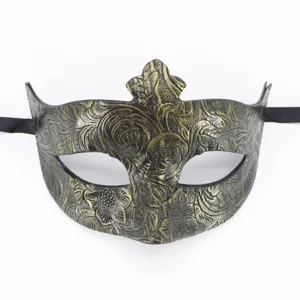Gros plan du détail du masque de bal masqué rétro en cuir romain avec motifs floraux gaufrés.