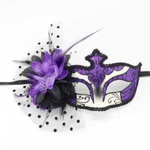 Masque de mascarade violet pailleté avec voile en résille et fleur pour le carnaval