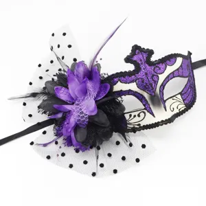 Masque de bal masqué violet avec fleur en plume et résille à pois pour la fête d'Halloween