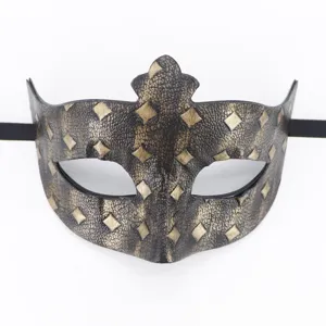 Máscara romana retro de mascarada fiesta Halloween carnaval de cuero con patrones dorados.