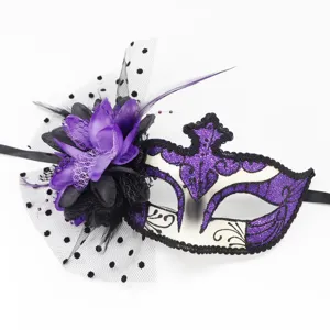 Masque de bal masque violet avec fleur en plume et voile a pois pour fete d'Halloween.