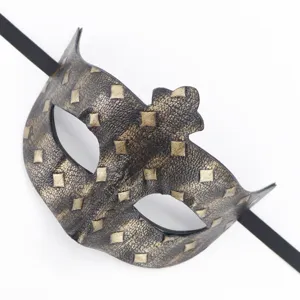 Máscara veneciana romana de cuero retro con tachuelas doradas para fiesta Halloween.