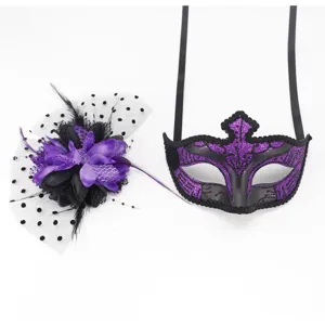 Masque de bal masqué violet avec pince à cheveux en filet à pois et plumes pour fête Halloween.