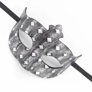 Máscara de mascarada de cuero plateado y negro retro con patrón de rombos para fiesta.