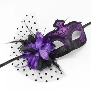 Vue de détail rapprochée du masque de bal masqué noir et violet avec voile en filet et plumes.