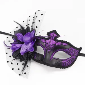 Vue de détail du magnifique masque de mascarade violet avec fleur en plume et tulle.