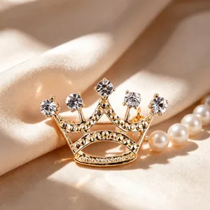 Spilla a corona dorata con strass brillanti, elegante accessorio di moda per le donne.