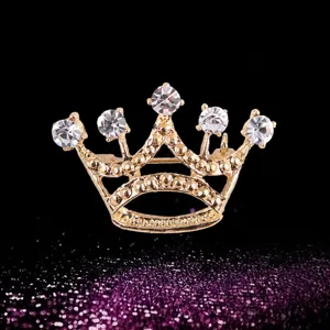 Squisita spilla con corona in strass dorati per donne, elegante accessorio per outfit.