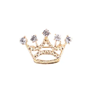 Spilla a corona dorata con strass brillanti, elegante accessorio per la moda femminile.