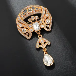 Detailaufnahme der goldenen Strass-Brosche im Vintage-Stil, elegantes Kristall-Accessoire.