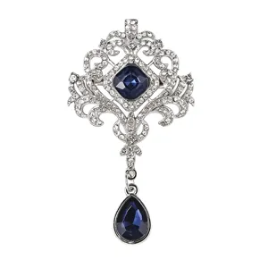 Gros plan du détail de la broche vintage style palais en strass cristal avec pierres bleues.