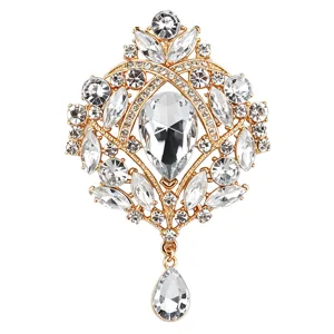 Detailansicht der luxuriösen vergoldeten Strass Kristall Kronen Brosche, eleganter Pin.