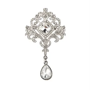 Vue de détail rapprochée de la broche vintage style palais en cristal avec décor de strass.