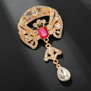 Exquisites ausgehöhltes Kristall-Strass-Brosche mit rotem Edelstein und Tropfenanhänger-Detail.