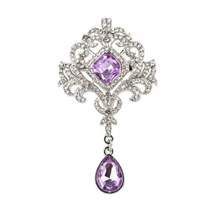 Détail de la broche vintage style palais avec cristal violet et strass étincelants.