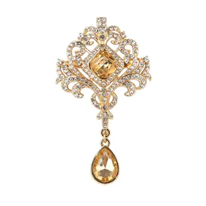 Vue détaillée de la broche baroque dorée vintage, strass étincelants et cristal chic.