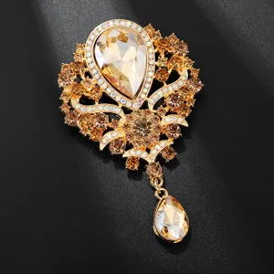 Primo piano dettagliato di spilla con strass di cristallo stile corte vintage elegante