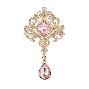 Élégante broche de style cour vintage dorée avec cristaux roses et strass scintillants.