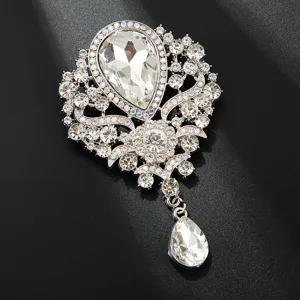 Dettaglio spilla in cristallo a goccia squisita con strass chiari scintillanti in argento.