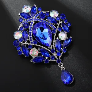 Elegante blaue Kristall Strass Brosche im Vintage Stil Luxus Metall Anstecknadel.