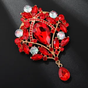 Prächtige rote Kristall-Strass-Brosche mit goldfarbenem Metallrahmen und hängendem Anhänger.