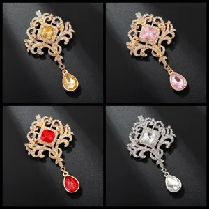 Détails de la broche vintage en cristal, design ajouré élégant avec des pierres précieuses colorées.