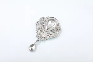 Spilla con strass di cristallo vista dettagliata, spilla argento stile corte donna.