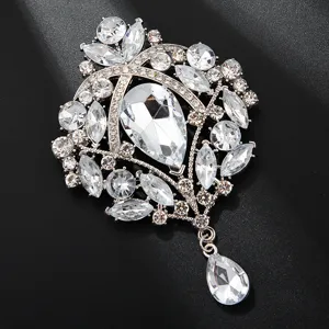 Elegante silberfarbene Strass-Krone Brosche mit funkelnden Kristallen und Anhänger.