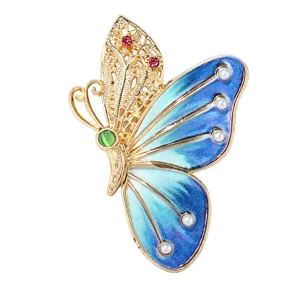 Détail de broche papillon en émail cristal exquis, accessoire de bijou vintage élégant.