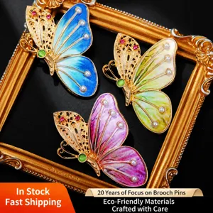Élégante Broche Papillon de Style Palais pour Hommes Femmes Vintage en Alliage de Zinc Émail Peint Avec Perle Artificielle et Strass Gioielli Accessoires de Mode Cadeau