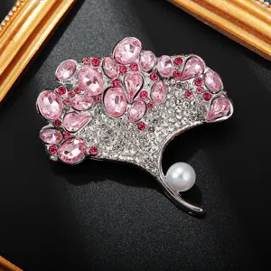 Ginkgo blad broche detail met roze kristallen, micro-pave zirkonia en een mooie parel.